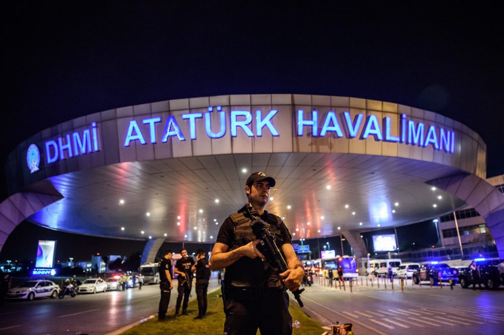 Polizisten vor dem Istanbuler Atatürk-Flughafen (28.6.2016)