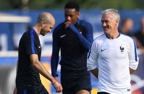 Trainer der französischen Fußballnationalmannschaft Didier Deschamps (r.)