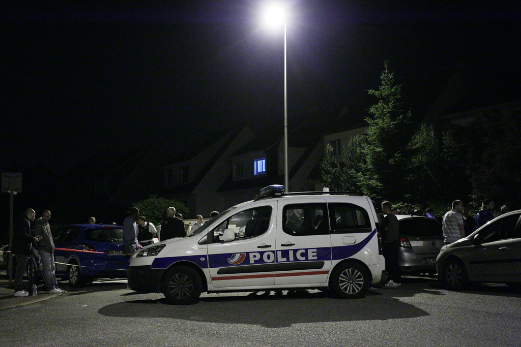Geiselnahme in Magnanville: Geiselnehmer tötet französischen Polizisten und wird erschossen (14.6.)