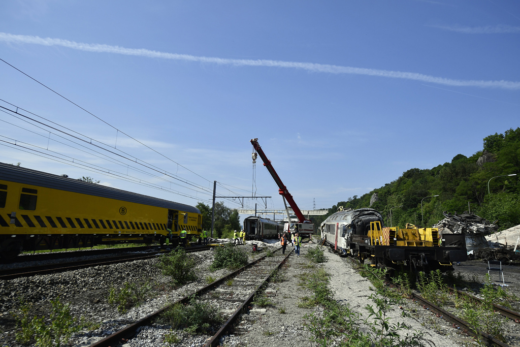 Aufräumarbeiten nach dem schweren Zugunglück in Hermalle-sous-Huy (Bild vom 7.6.)