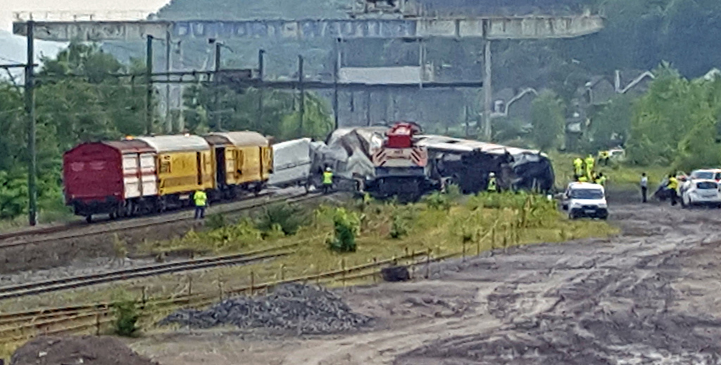 Zugunglück bei Hermalle-sous-Huy - Bergungsarbeiten (6.6.2016)