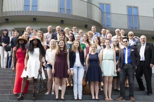 Alle Teilnehmer des Ideenwettbewerbs vor dem Parlament