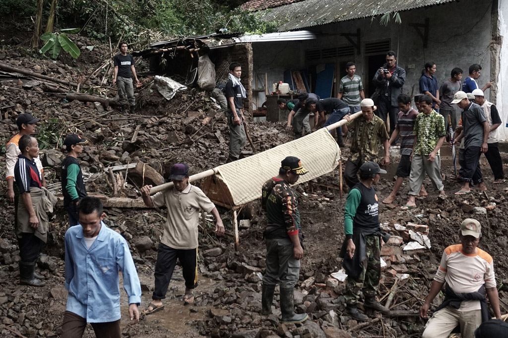 Schwere Unwetter in Indonesien haben Erdrutsche und Fluten ausgelöst