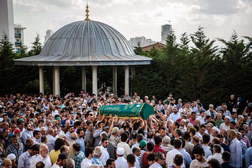 Leute in Istanbul tragen den Sarg von Mohammad Eymen Demirci, einem der Opfer des Bombenanschlags am Flughafen Atatürk (29.6.2016)