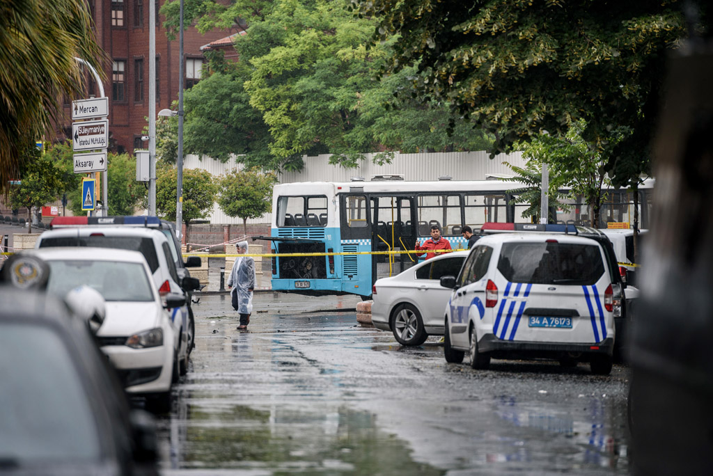Bombenanschlag in Istanbul - Polizei und Rettungskräfte sind vor Ort (7.6.2016)