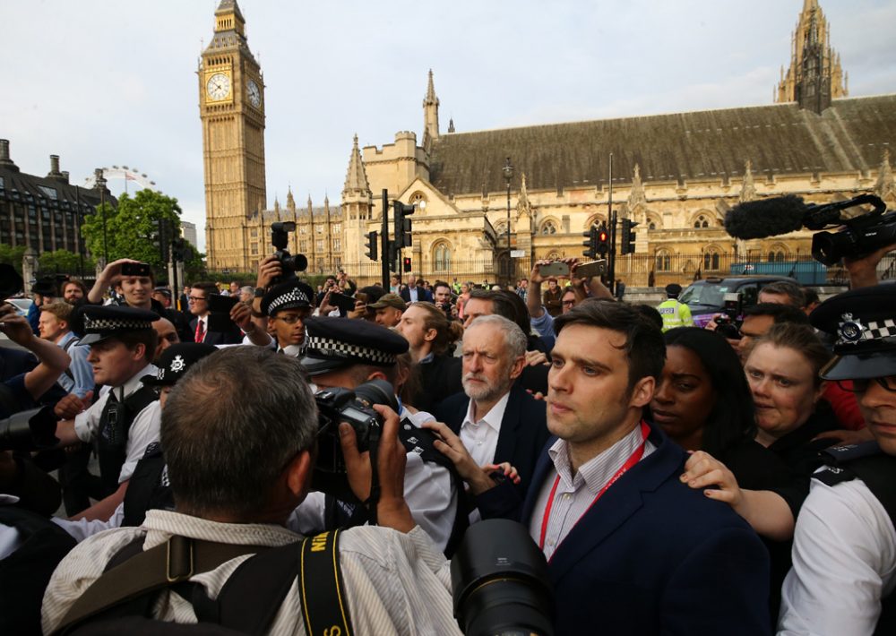 Der britische Labour-Oppositionschef Jeremy Corbyn (M.) am 27.6.2016 in London