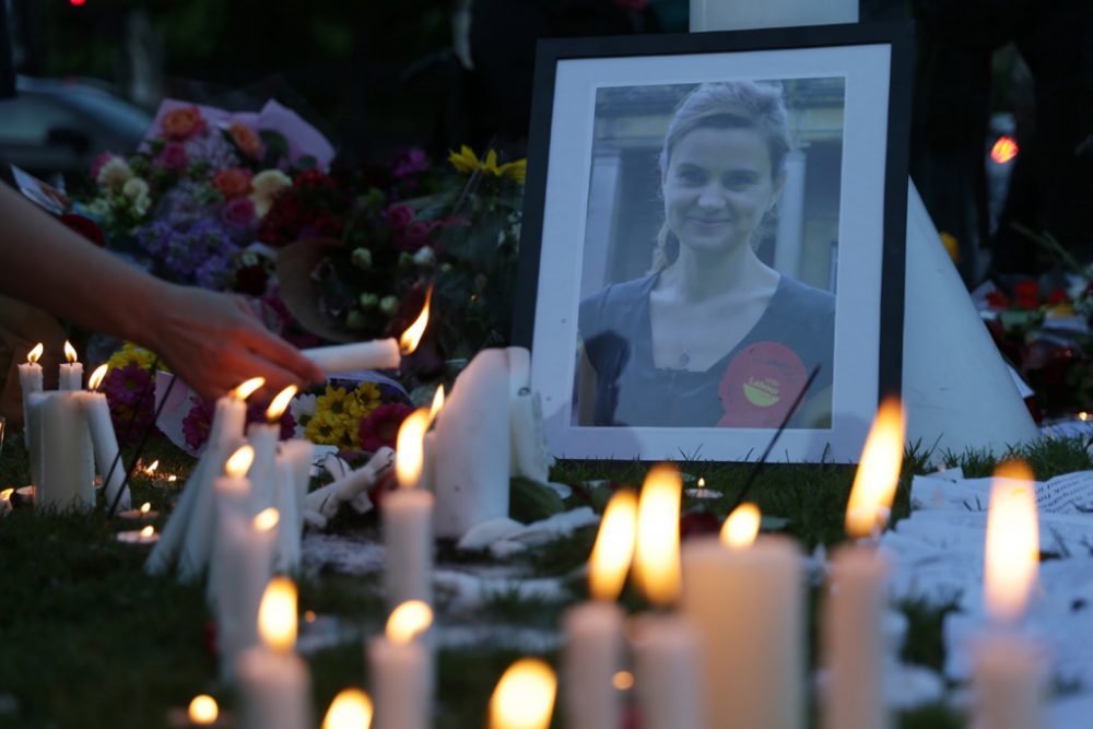 Blumen und Kerzen in Gedenken an Jo Cox (London, 17.6.2016)