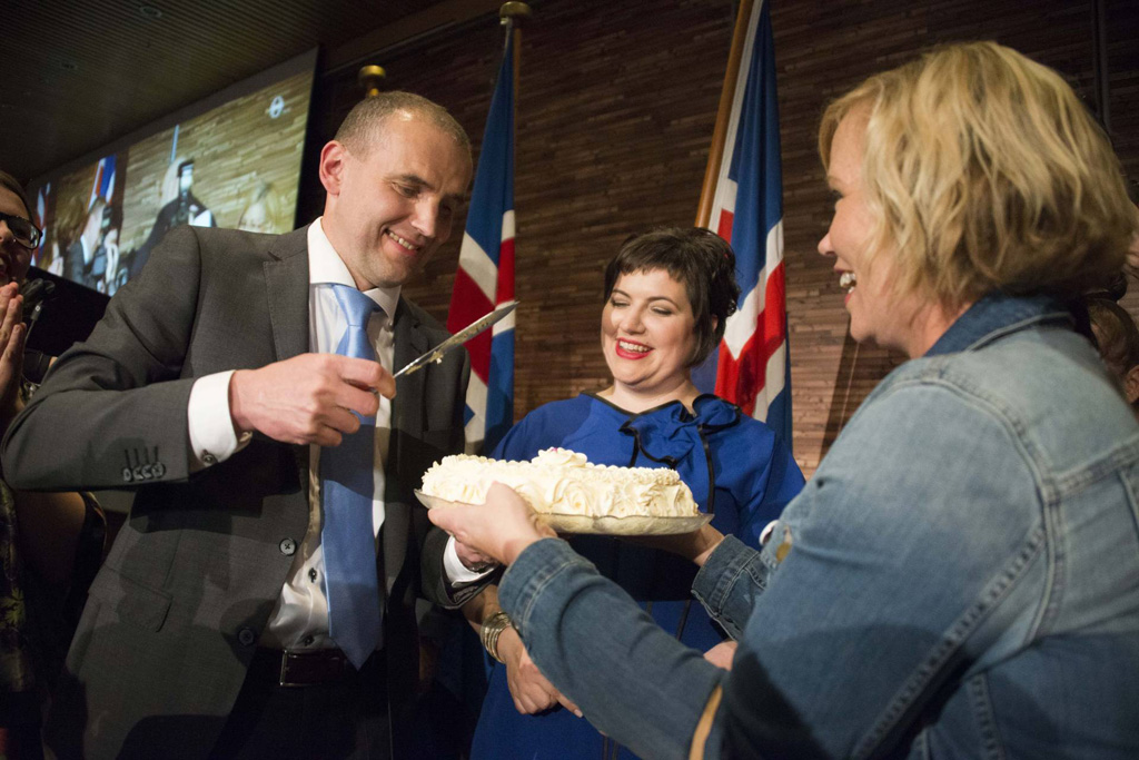 Ein Geburtstagskuchen für Islands neuen Präsidenten Gudni Johannesson