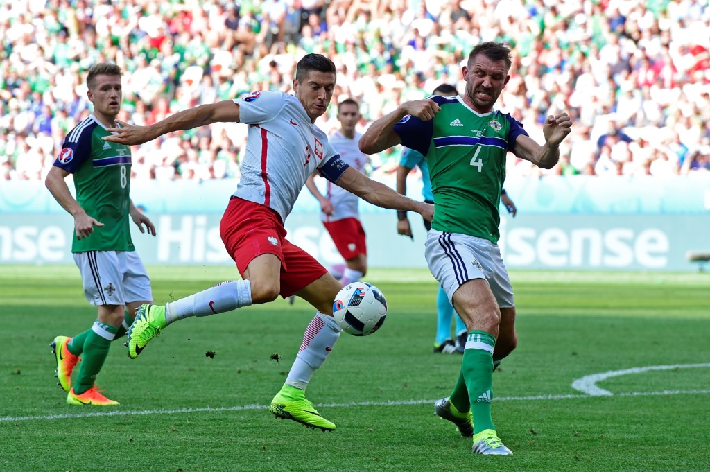 Polens Robert Lewandowski im Zweikampf mit Nord-Irlands Gareth McAuley