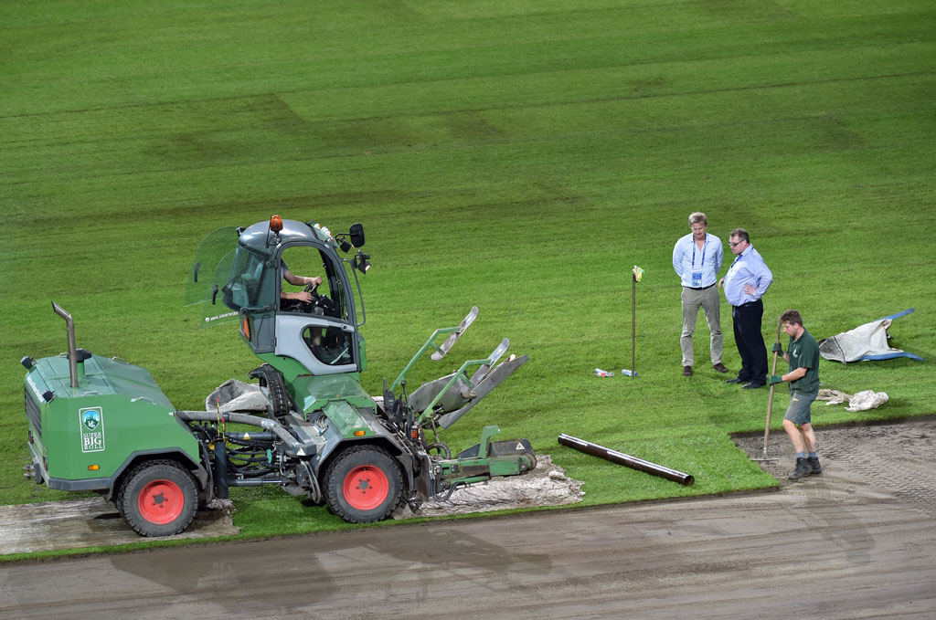 Arbeitert ersetzen den Rasen im Pierre-Mauroy-Stadion in Lille (23.6.2016)