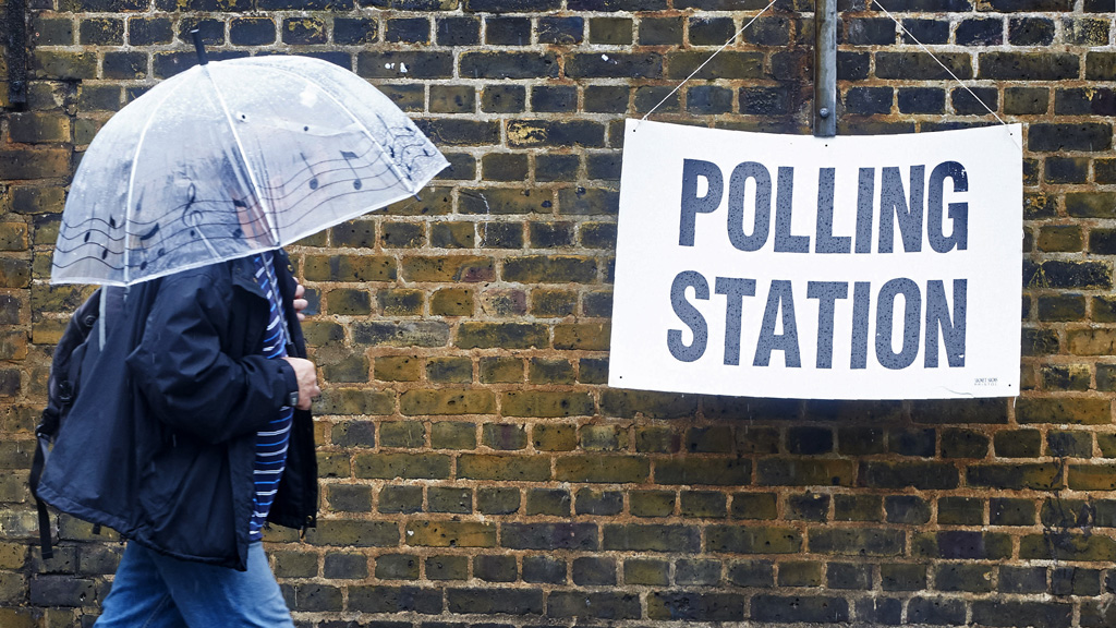 Referendum zum Brexit - Mann im Regen vor einem Wahlbüro in London (23.6.2016)