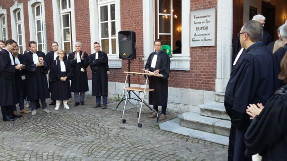 Eupen: Deutschsprachige Magistrate starteten Aktion vor dem Gerichtsgebäude