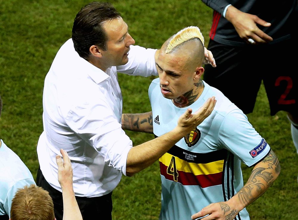 Nach Sieg der Roten Teufel gegen Schweden: Trainer Marc Wilmots mit Torschütze Radja Nainggolan (22.6.2016)