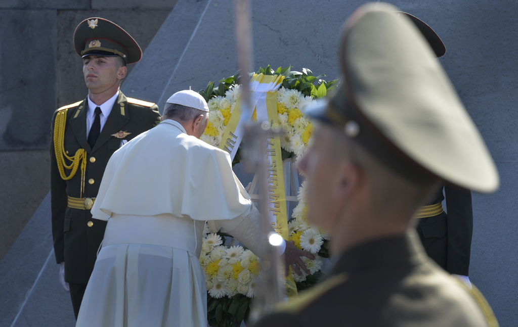 Papst Franziskus betet am Genozid-Mahnmal Zizernakaberd in der armenischen Hauptstadt Eriwan