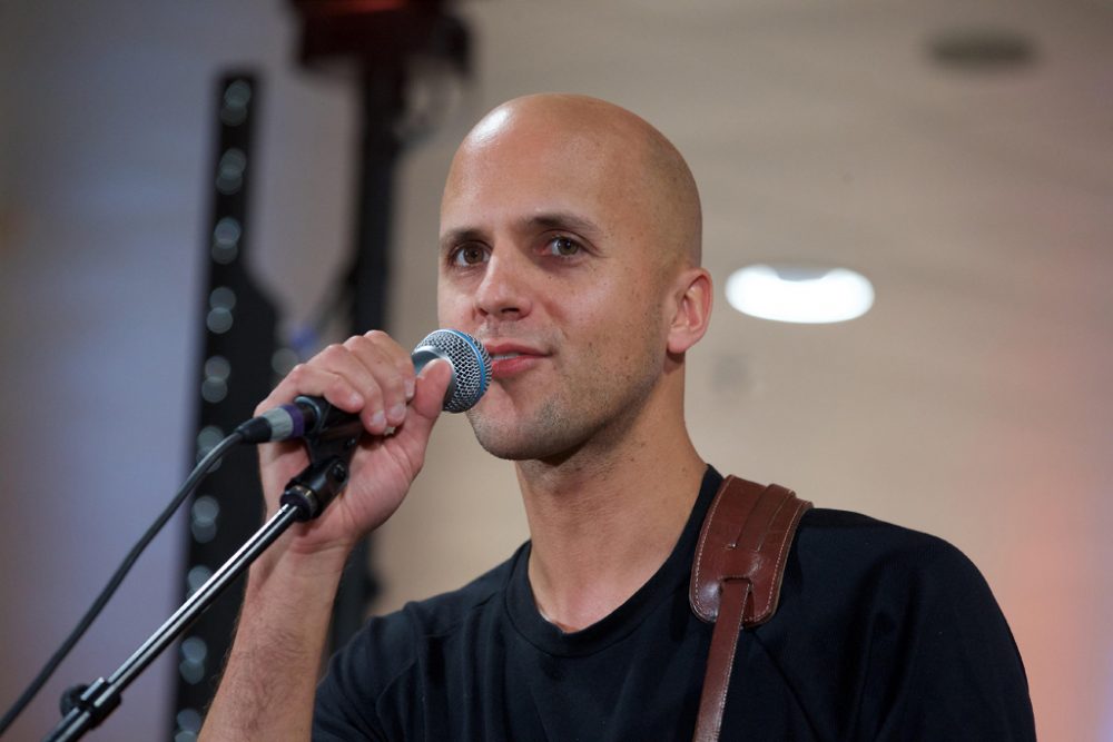 Milow (Jonathan Vandenbroeck) am 19.6.2016 in der Abflughalle des Brussels Airport in Zaventem