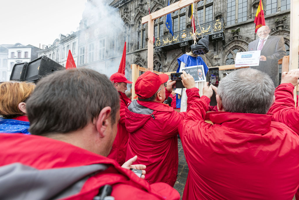 CGSP-Gewerkschaftler als Henker: Die symbolische Hinrichtung von einer Charles-Michel-Puppe beim Aktionstag in Mons sorgte für Kopfschütteln