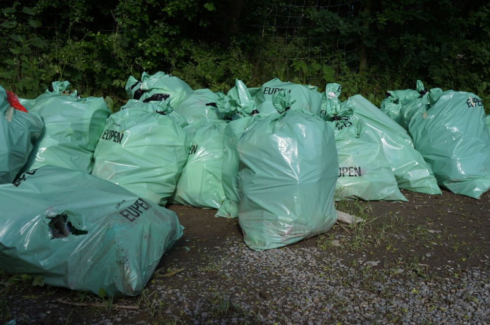 In Eupen liegen gebliebene Müllsäcke