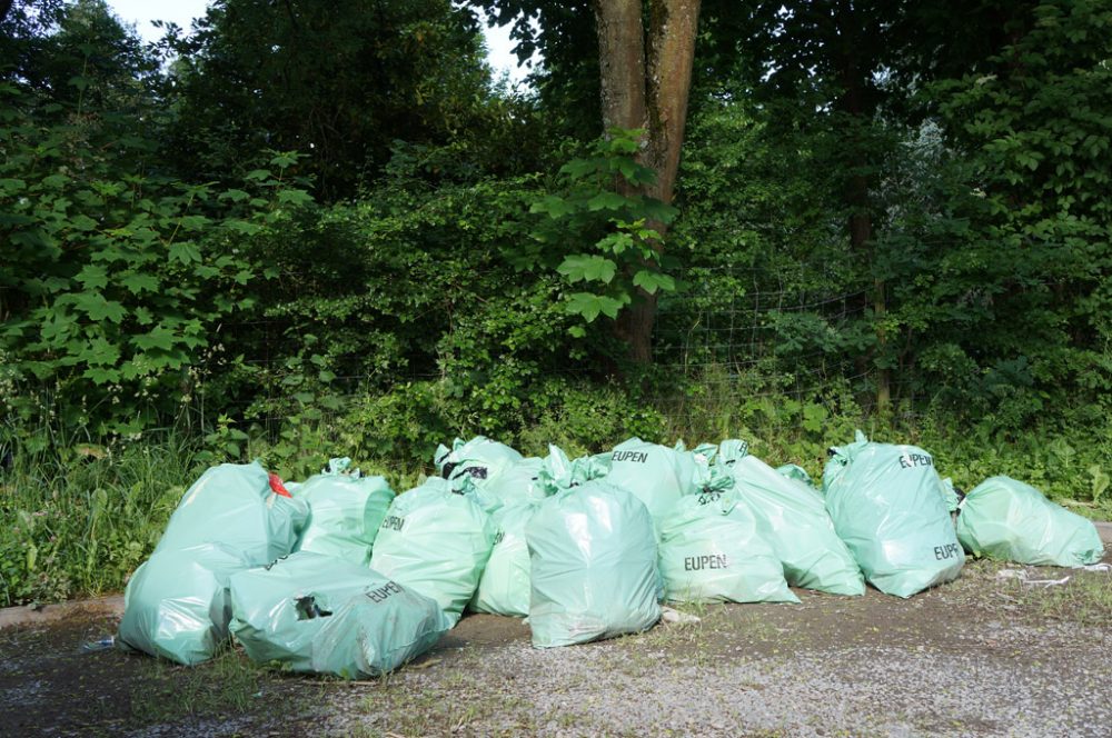 In Eupen liegen gebliebene Müllsäcke