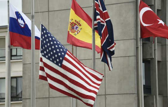 Flagge der USA auf Halbmast vor dem Nato-Gebäude (14.6.2016)