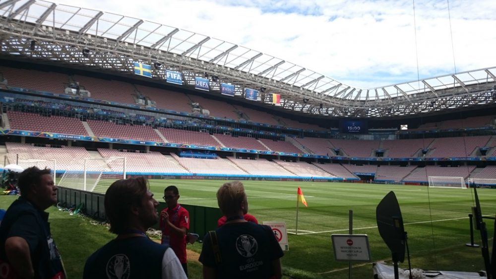 Im Stadion von Nizza findet das letzte Gruppenspiel der Roten Teufel gegen Schweden statt. Anpfiff ist um 21 Uhr vor 35. 000 Zuschauern. 9.000 belgische Fans werden erwartet. Der Rasen ist nicht in allerbestem Zustand, soll die Teufel aber nicht von der Qualifikation für das Achtelfinale abhalten.