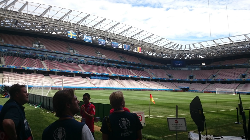 Im Stadion von Nizza findet das letzte Gruppenspiel der Roten Teufel gegen Schweden statt. Anpfiff ist um 21 Uhr vor 35. 000 Zuschauern. 9.000 belgische Fans werden erwartet. Der Rasen ist nicht in allerbestem Zustand, soll die Teufel aber nicht von der Qualifikation für das Achtelfinale abhalten.