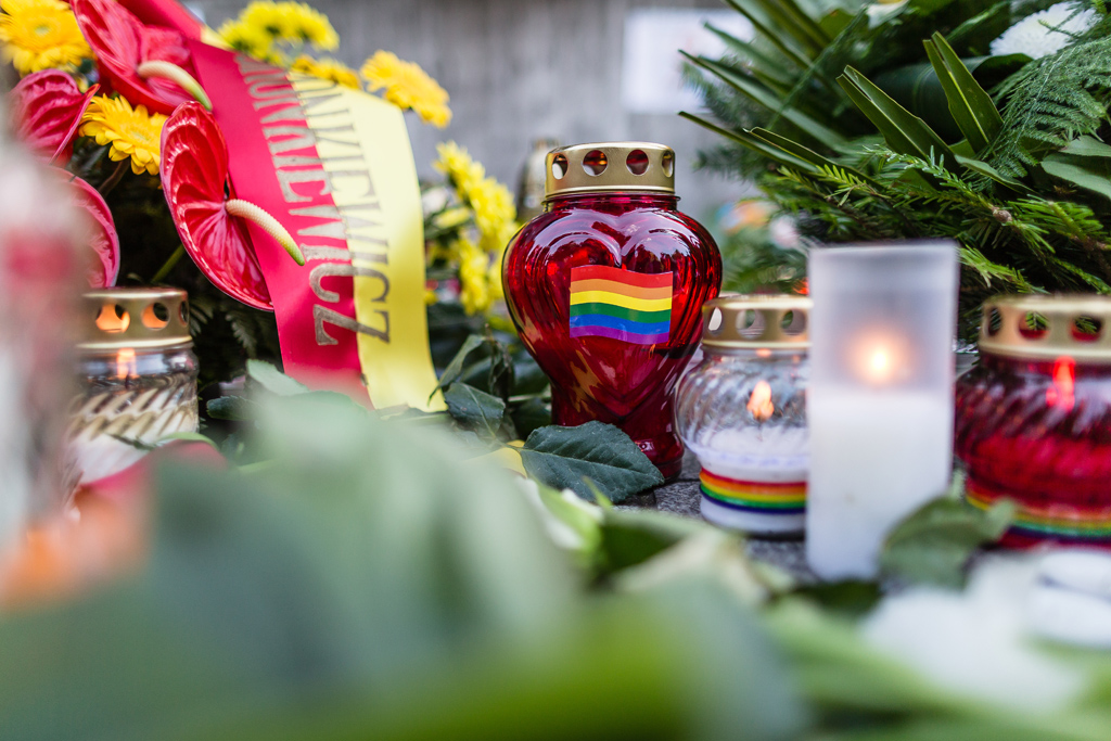 Blumen und Kerzen zum Gedenken an die Opfer von Orlando