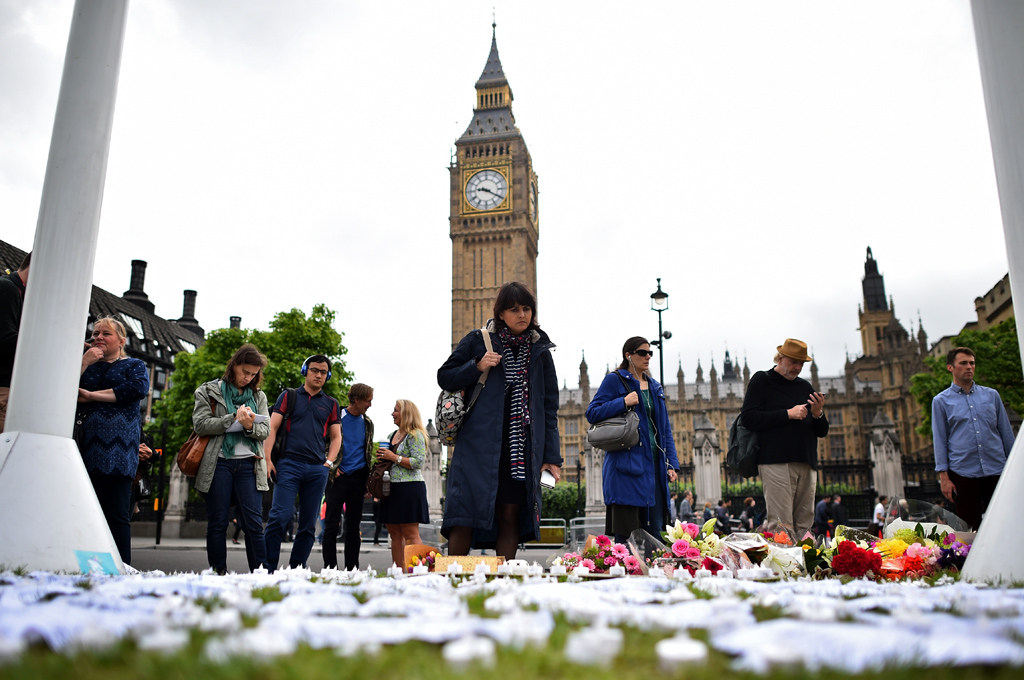 Nach Tod von Jo Cox: Leute legen Blumen und Kerzen auf dem Londoner Parliament Square ab (17.6.2016)
