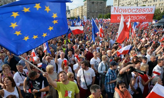 Unter dem Motto "Alle für die Freiheit" haben am Samstag Tausende Menschen in Polen gegen die Politik der nationalkonservativen Regierung demonstriert