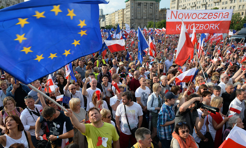 Unter dem Motto "Alle für die Freiheit" haben am Samstag Tausende Menschen in Polen gegen die Politik der nationalkonservativen Regierung demonstriert
