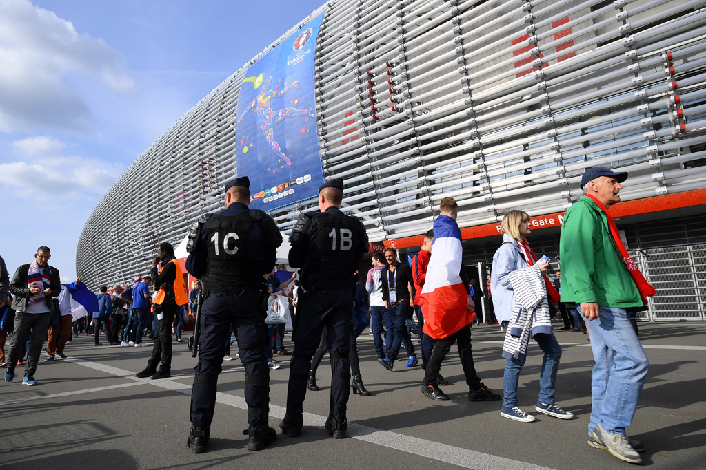 Französische Polizisten vor dem Stadion in Lille