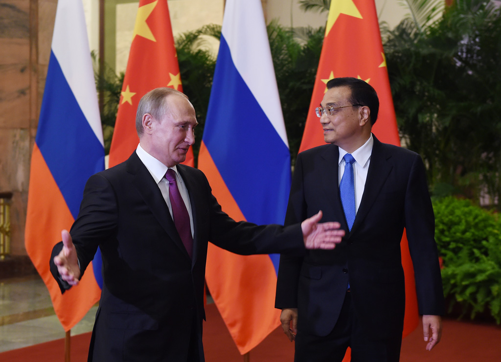 Russlands Präsident Wladimir Putin mit Premier Li Keqiang in Peking