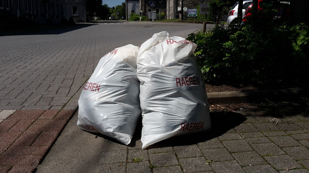 Müllsäcke in Raeren (Archivbild: Melanie Ganser/BRF)