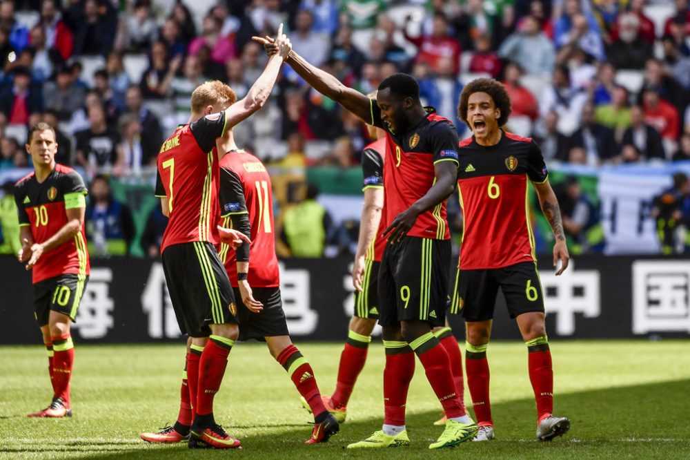 Kevin De Bruyne und Romelu Lukaku fiern den Sieg gegen die Iren