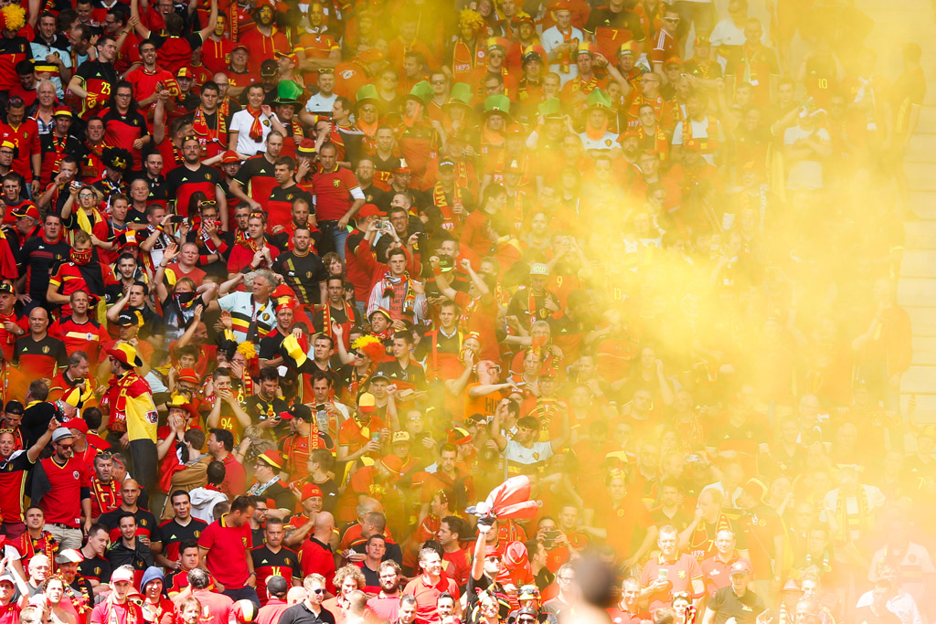 Feuerwerkskörper im belgischen Fan-Block beim 3:0-Erfolg gegen Irland