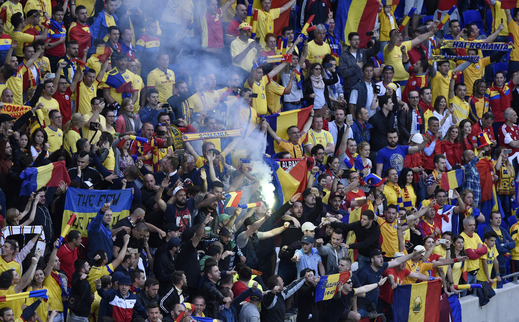 Rumänische Fans zündeten Bengalos beim Spiel gegen Albanien (19.6.)