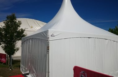 Fußball-EM: Die belgischen Journalisten sind in Zelten des Lontzener Zeltbaubetriebs Schreiber untergebracht