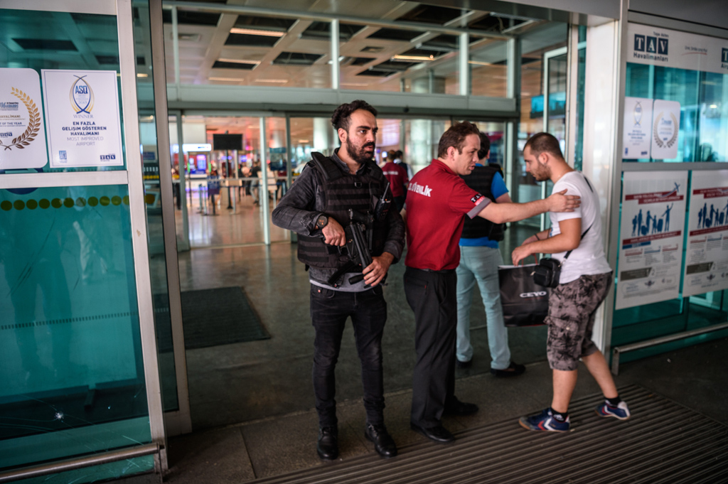 Nacvh Anschlag: Verstärkte Sicherheitskontrolle am Istanbuler Atatürk-Flughafen (29.6.2016)