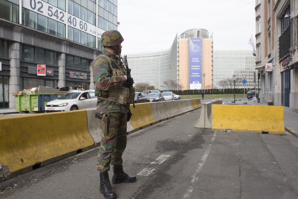 Soldat vor dem Berlaymont-Gebäude in Brüssel