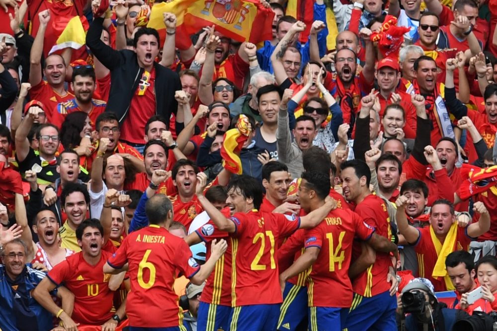 Die Spanier feierten mit ihren Fans den Auftaktsieg in Toulouse