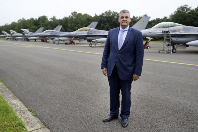 Verteidigungsminister Steven Vandeput (N-VA) während des Abflugs der sechs F16-Kampfflugzeuge vom Militärflughafen Kleine Brogel (27.6.2016)