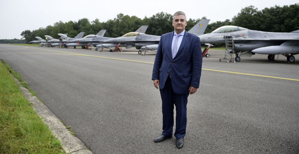 Verteidigungsminister Steven Vandeput (N-VA) während des Abflugs der sechs F16-Kampfflugzeuge vom Militärflughafen Kleine Brogel (27.6.2016)