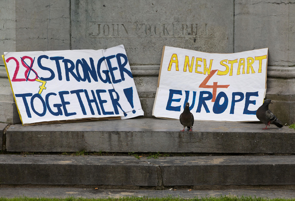 "27 sind zusammen stärker" - "Ein neuer Start für Europa": Plakate in Brüssel nach dem Brexit-Votum der Briten