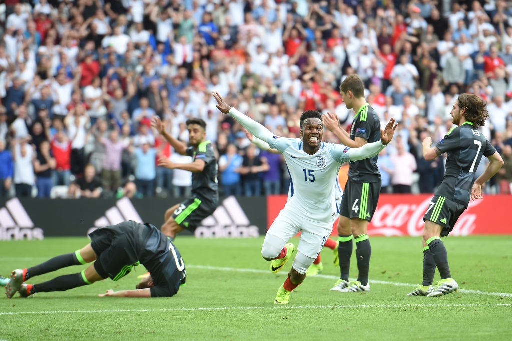 Daniel Sturridge jubelt nach seinem 2-1 gegen Wales