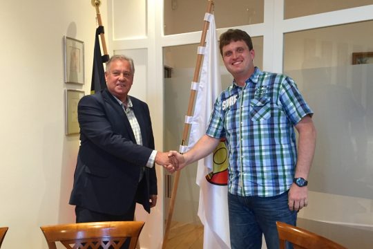 Raerens Bürgermeister Hans-Dieter Laschet mit Tom Simon