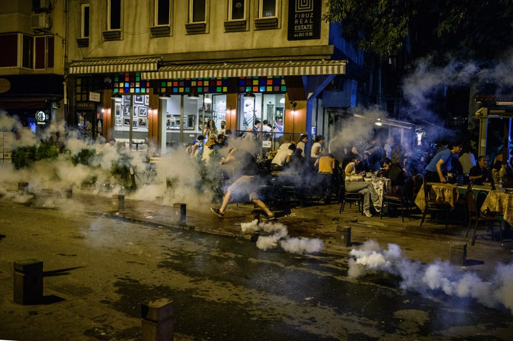 Türkische Polizei geht in Istanbul massiv mit Tränengas und Wasserwerfern gegen Hunderte regierungskritische Demonstranten vor (18.6.)