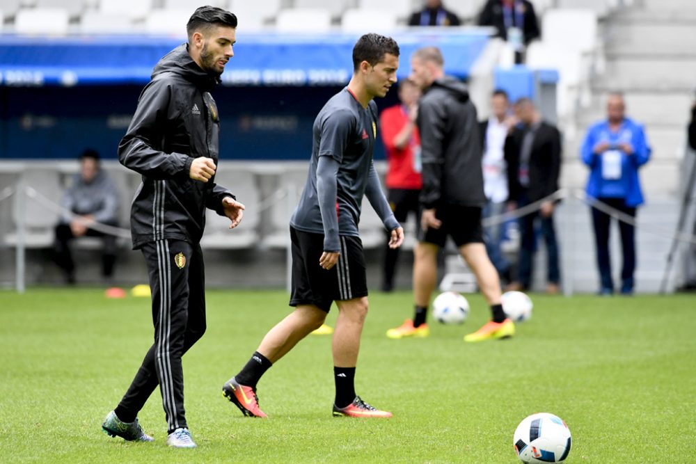 Yannick Carrasco und Eden Hazard am 17.6.2016 während des Trainings der Roten Teufel in Bordeaux