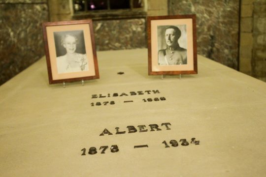Grab von König Albert I. und Königin Elisabeth in der Kirche Notre-Dame von Laeken