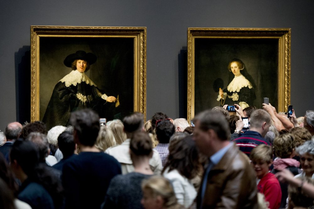 Besucher vor den Gemälden des Amsterdamer Ehepaares Marten Soolmans und Oopjen Coppit von Rembrandt van Rijn (2.7.2016)