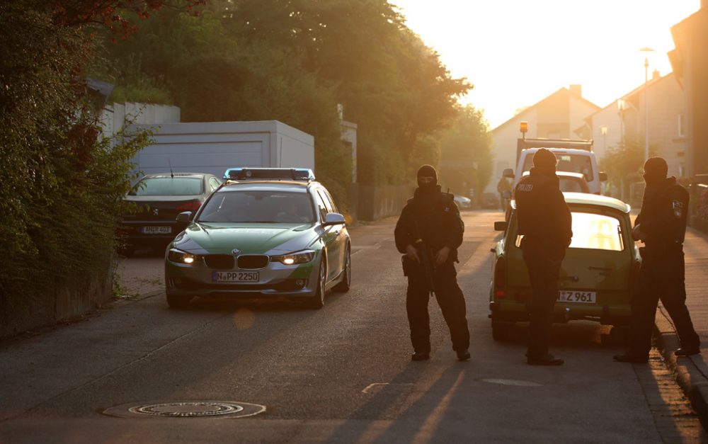 Spezialeinheiten der Polizei nahe des Flüchtlingsheims, in dem der Täter wohnte