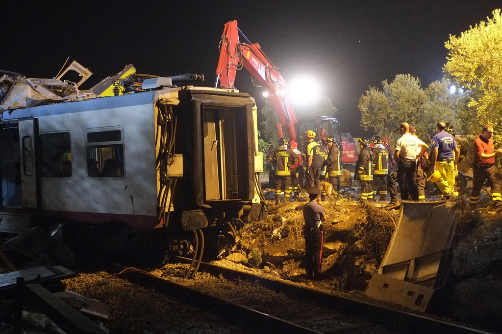 Bergungsarbeiten nach dem schlimmen Zugunglück in Süditalien (12.7.2016)